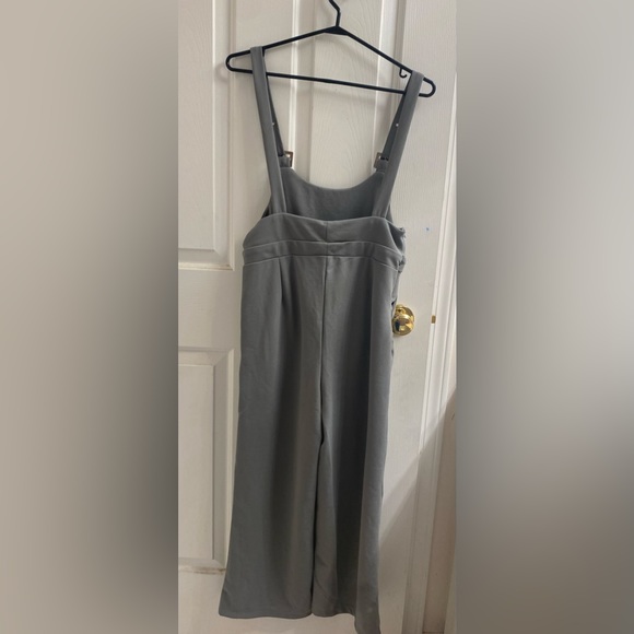 Jumpsuit small size, adjustment on shoulder with buckle comes with 3 loop holes. - Picture 2 of 8